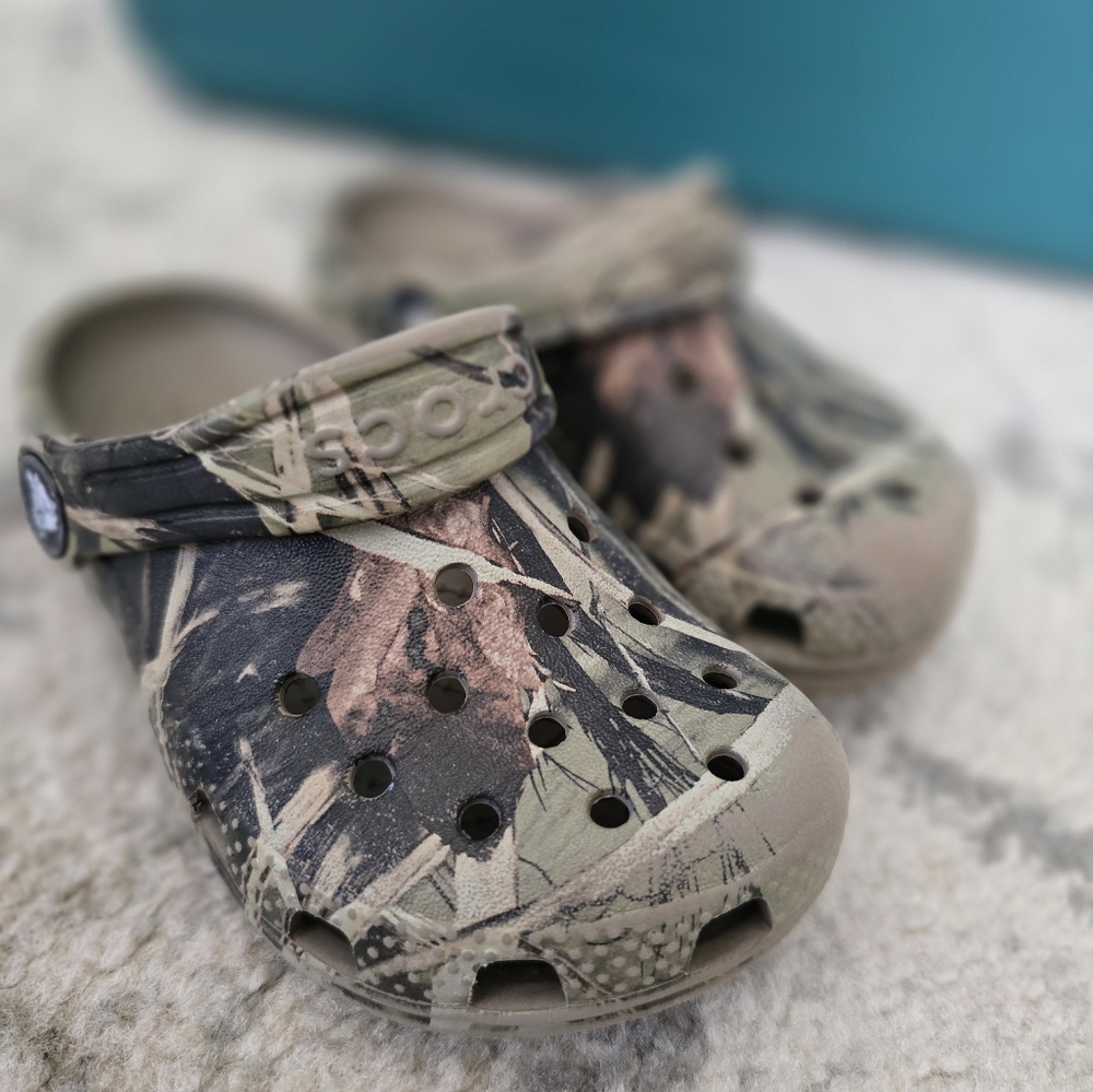9T Camo Crocs